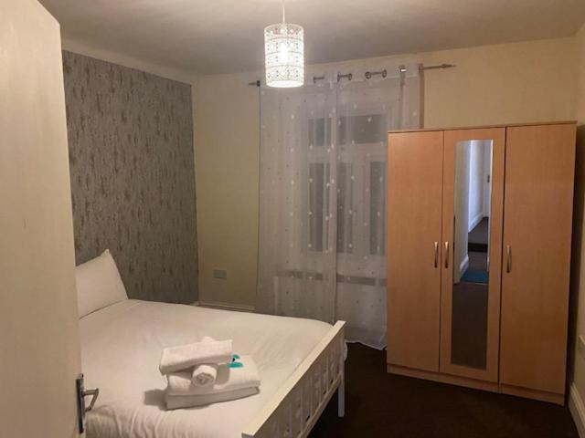 Berks Luxury Serviced Apartments,5 Bedrooms, 5 Double Beds, 2 Bathrooms, Free Super Fast Wifi & Parking Earley Ngoại thất bức ảnh