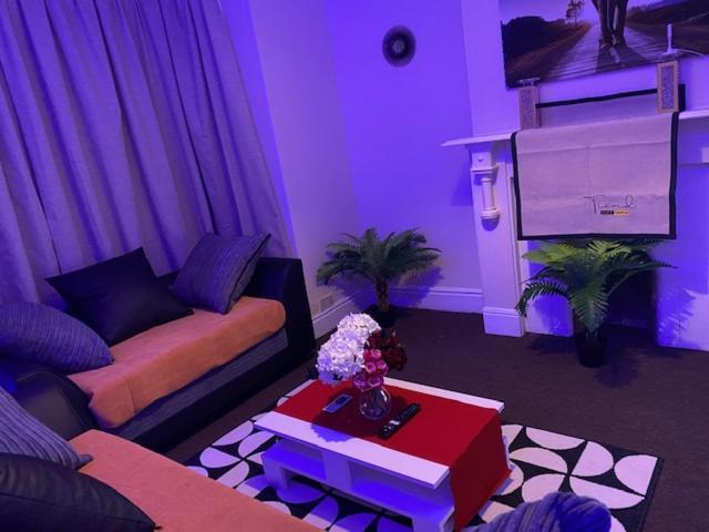 Berks Luxury Serviced Apartments,5 Bedrooms, 5 Double Beds, 2 Bathrooms, Free Super Fast Wifi & Parking Earley Ngoại thất bức ảnh